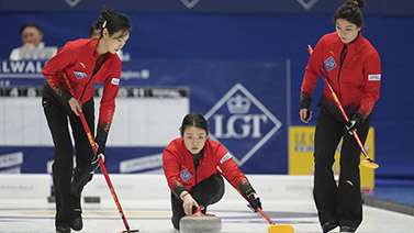 他正在以自 他正在以自